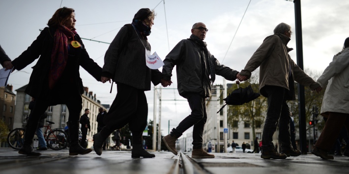 COP21-naissance-d-une-chaine-humaine-a-Paris-pour-denoncer-l-etat-d-urgence-climatique